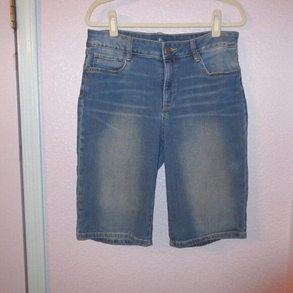 St John's Bay Jean Shorts Size 14 Bermuda Stretch Denim Mid Rise Fringe Modest - Picture 1 of 8
